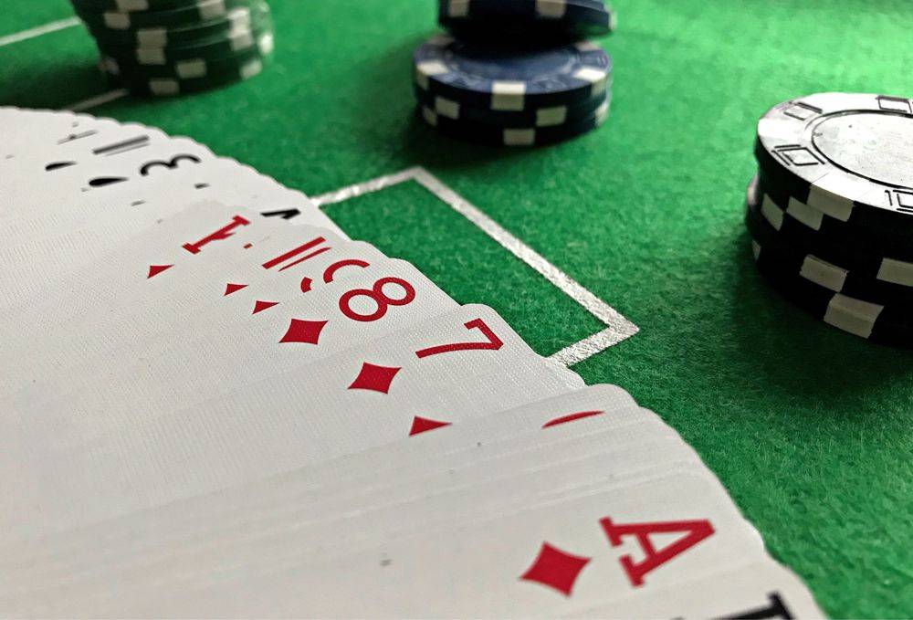 Set kartu remi dan chip poker di atas meja