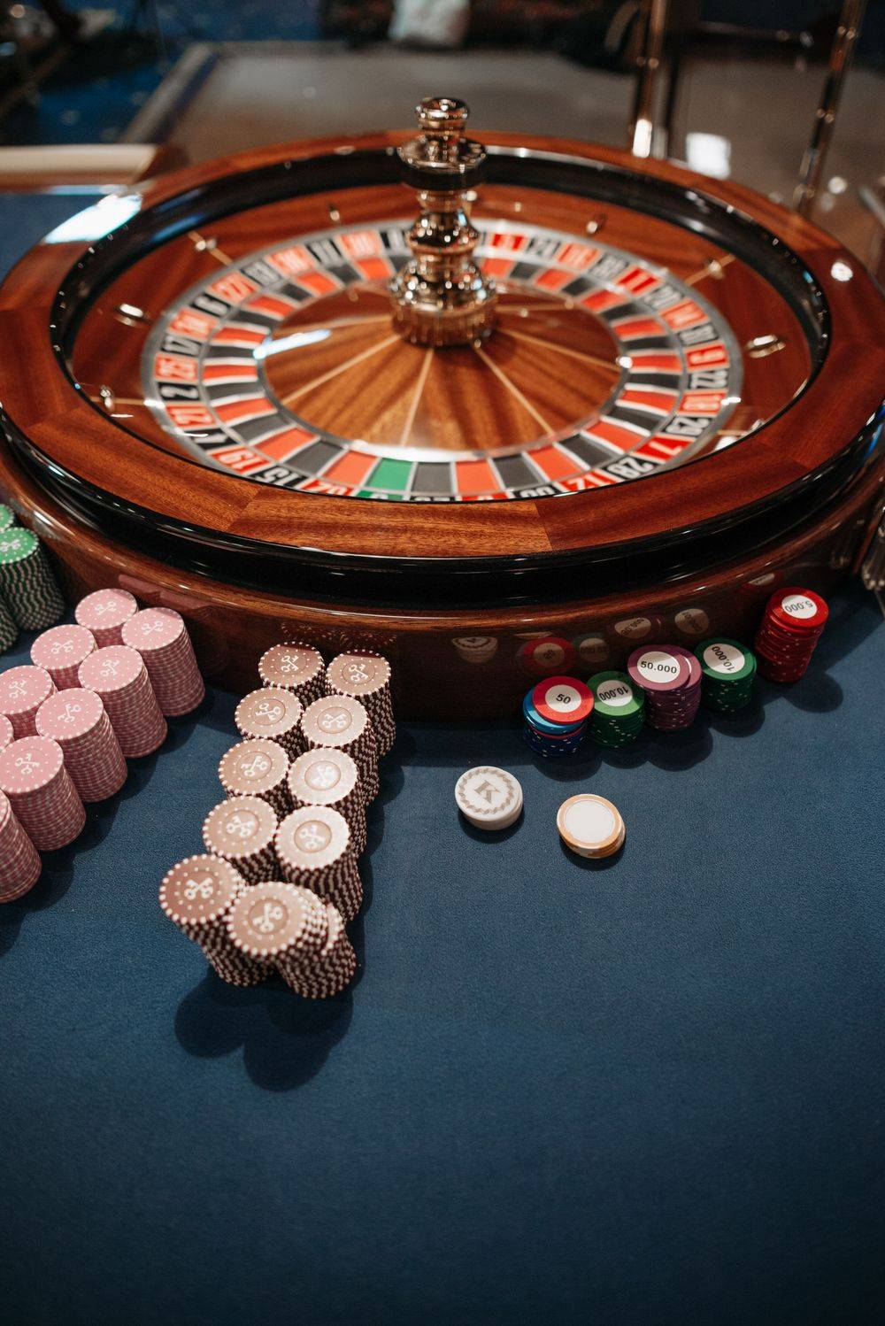 Meja roulette dan tumpukan chip kasino