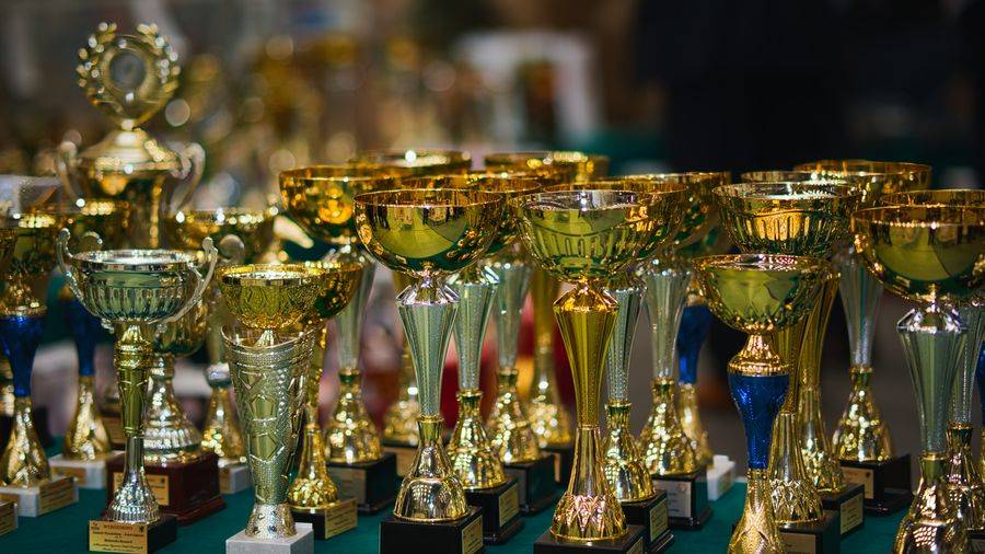 Deretan trofi emas untuk para pemenang kompetisi